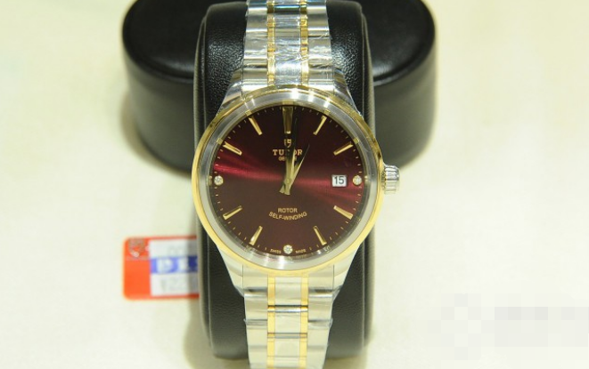 帝舵風尚系列12503酒紅色盤腕表